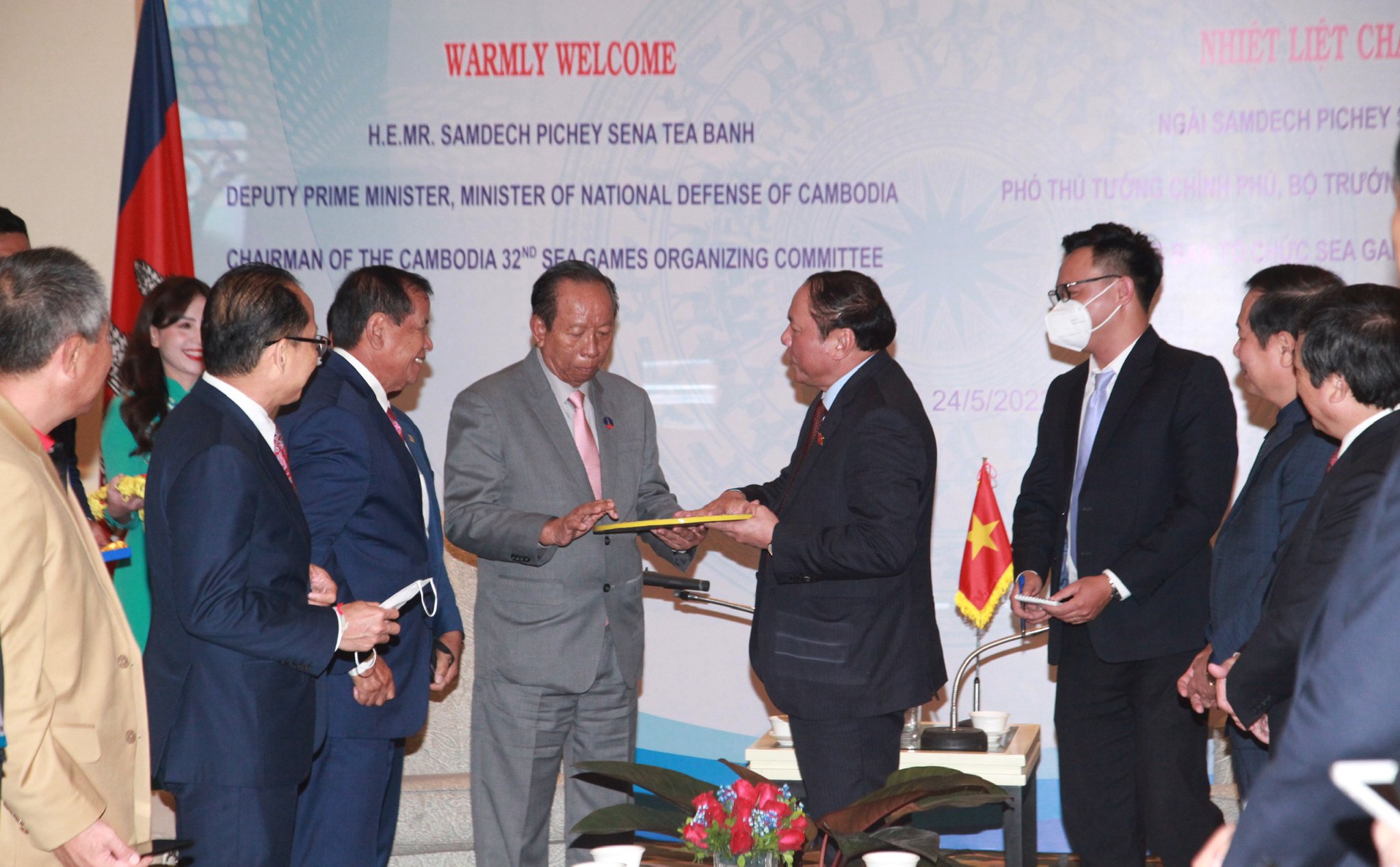 Bộ trưởng Bộ VHTTDL Nguyễn Văn Hùng tặng quà cho Phó Thủ tướng Chính phủ Campuchia, ngài Samdech Pichey Sena Tea Banh